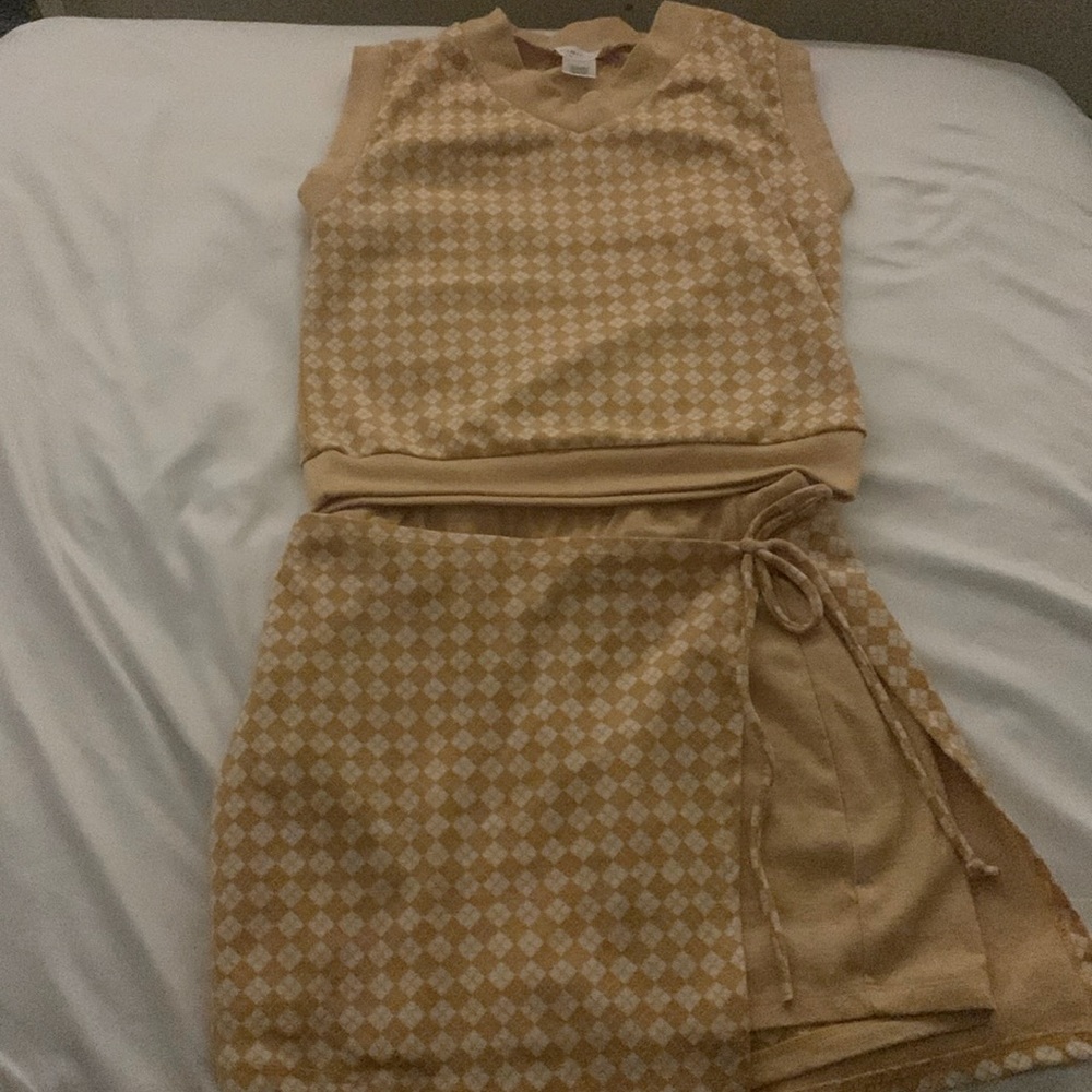 I’m selling. Matching skirt and top